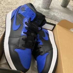 air jordan 1 mid (black/ hyper royal-white)